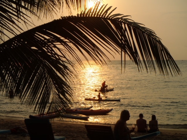 時間を忘れて大人も子供も夕陽の中、海と戯れている。
