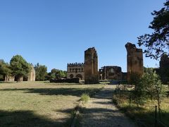 最初はゴンダール城（ファジル・ゲビ）です。
（地図の位置がずれています）

大きな門の左右だけが残っています。爆撃で壊れてしまったそう。