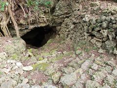 その昔、水道が整備されてなかった頃にはこの洞窟の先で湧き水を汲んでいたそうです。
特に立入禁止にはなっていませんでしたが、入るには怖かったので外から写真を撮ってすぐに立ち去りました(笑)