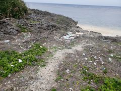 またこれも島の浜全てに言えることで、ゴミがとても多い！
空き缶などポイ捨てと思われるものから、ハングルや中国語表記のペットボトルなど海外から流れ着いてしまったであろうもので溢れています。
本当に残念、、