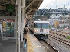 午後２時過ぎ。３番線に特急踊り子１０８号東京行きが伊豆急線からの直通で入って来ました。