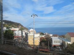 熱海からは東海道本線に入りました。
伊豆山温泉付近。