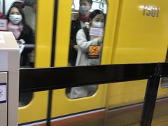 久々の銀座線
渋谷駅が新しくなってまだ訪れていません。
懐かしい感じのメトロなカラーの車両です。
中国春節の時期だったので、みんなマスクで自己防衛
これを書いている今日は全国の学校を休校にと発表のあった翌日です。
私たちは乗り切ることが出来るでしょうか？