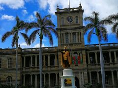 カメハメハ大王像の前で記念写真を撮りました。