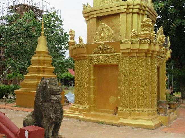 これも寺院の一部。金色だ。