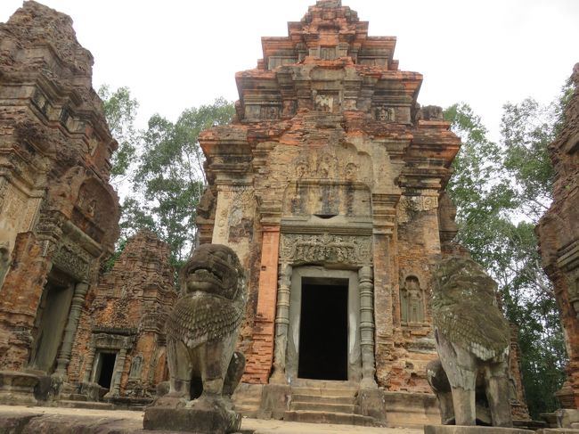 遺跡はすぐ近くで見れます<br />修復してあるのわかりますね