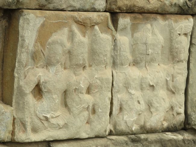 こちらはツルツルになってしまったレリーフ。<br />場所とか、素材で違いが出るのかな？<br />ガイドさんも不明ですと。