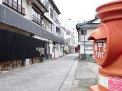 海沿いに宿が建つ「湯の児温泉」

夏はリゾートっぽく賑わうのかもしれないけど
この時期ひっそりとした温泉街

