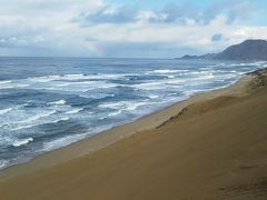 砂丘の馬の瀬の東側から海を眺めます。波は少し荒いくらいでしたが、太平洋より激しそうで、さすが日本海だな…と思ってしまいました。
