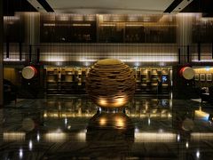 シェラトンホテルのロビー

フロントでは、日本語が分かるスタッフにわざわざ変わってくれました

台東駅までのシャトルバスについて尋ねたのですが、早朝のため到着時間がかなりギリギリです。
乗り遅れるとまずいので、タクシーの手配をお願いしました