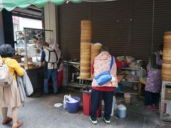 つづいての店は、小龍包で有名な永和小龍湯包へ
路地にあり、外のテーブルで食べるスタイル
席は満席で、お持ち帰りの人も別に５，６人待っていました。
せっかくきたので、お持ち帰りで注文
老夫婦で営んでおられ、横では３，４人がかりで手際よく包んでいます
蒸すため時間がかかりますが、２０分程で持ち帰ることができました。

ショウガタレもビニールに入れてくれて、途中のベンチで座って食べました。
安くてモチモチでおいしかった！！

次に、おいしそうだった、かき氷やさんへ
マンゴーかき氷を注文。練乳がかかってます。
おいしいかき氷は食べても頭がキーンとならないですね
小龍包の後、冷たいデザートでクールダウンです。

東京にも行列ができるかき氷やさんがあるので行きましたが、おいしいのですがちょっとお高いです。
高雄はおいしいし、リーズナブルで助かります