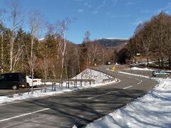 快晴の暖かい土曜日、中央自動車道を西に走り、まず御射鹿池に。
吉永小百合さん出演のシャープのアクオスのコマーシャルで有名になりました。
振り返ると美しい景色です。

続いて横谷温泉旅館を久しぶりに訪れ、会席料理をいただきましたが、天ぷらや味噌汁・ご飯が後から少しずつ出てくるので最初は小鉢や付け合わせが少々だったため、写真を撮り忘れてどんどん夢中で食べてしましました。笑

 