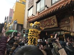 お次は華龍飯店
看板真ん中の小さな赤ご祝儀袋
これから舞ってこれを咥える
