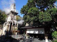 玄関横には源泉櫓
玉峰館は風情ある温泉旅館の佇まい