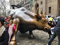 歩いて北上しながら次の目的地へ
途中にあったチャージング・ブル。
経済が困窮したアメリカの景気回復を願って制作された有名な牛の彫刻です。