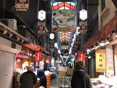新幹線で岡山から一路、京都へ。
最初に訪れたのは錦市場。
時間が早くて、多くのお店は開店準備中。
有次で385円のアクすくいを買いました。