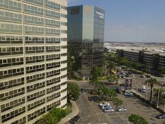 １０月2日　各地より成田に集合し、旅の始まりです。
　ロサンゼルス国際空港乗り換え、リマ空港（ホルヘ・チャベス空港）への予定でしたが、本日飛行機飛びませんとのことです。
　急遽、本日はロスに宿泊することになり次の日にリマへ行くこととなりました。

　本日は、シェラトン ゲートウェイ ロサンゼルス ホテル (ロサンゼルス)にて宿泊することになりました。
現地10月2日
