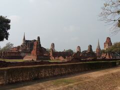 客引きをかわし、汗をタオルで拭いながら15分ほど歩くと、遺跡が見えてきました。
ワット・マハータートです。
