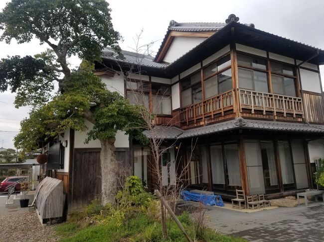 奈良町南観光案内所の建物を斜めから。大正初期の建物　だそうです