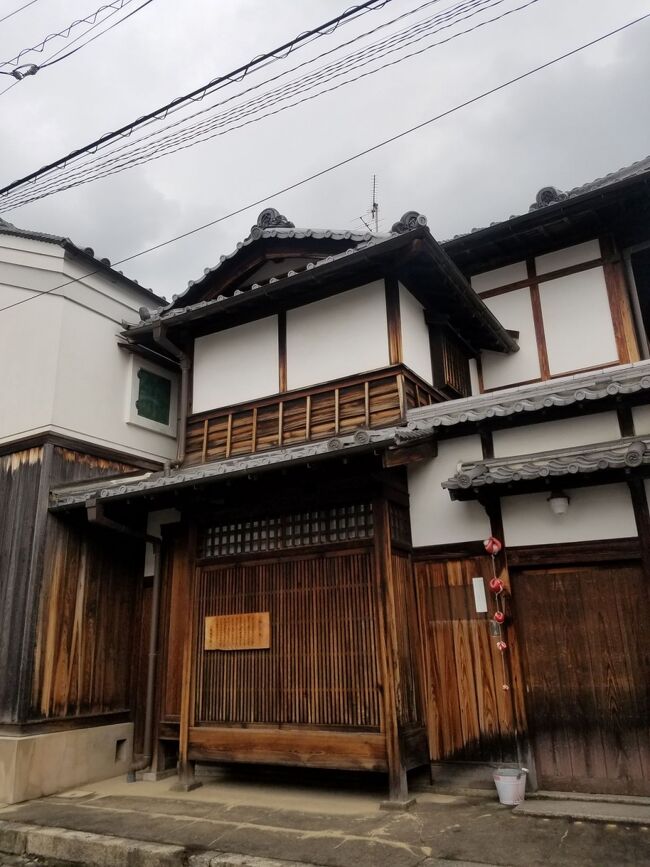 道路側から。ぶら下がっている赤い飾りは身代わり申ですね