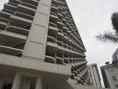 モアナサーフライダーのタワーの方が何か幾何学的に美しい。
写真には写っていませんが、この辺の砂浜もギリギリまで波が打ち寄せていました。