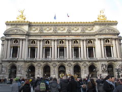 小説「オペラ座の怪人」の舞台である「オペラ・ガルニエ」。両端上部には左側から「ハーモニー」・「ポエジー」の銅像が電気による金メッキを施された上で飾られています。