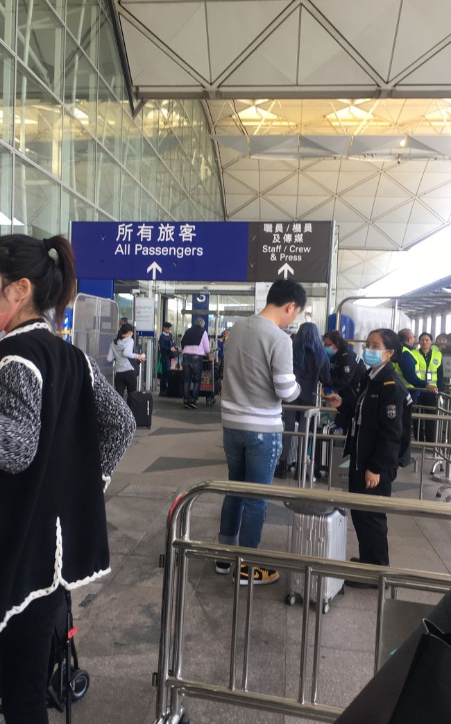 空港へは厳重チェック。<br />空港は平日でも異様な雰囲気