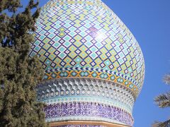 廟の中庭からは、イスラム特有のタマネギ天井ドームが見える。

イスラム建築は国によって色使いに特徴があり、イランの特徴は黄色がメインの色彩として使われているところかな。

