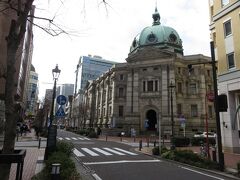 神奈川県立歴史博物館の隣