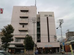 宿泊したホテル「ニューグランデみまつ」
アーケードのある商店街がホテルの真横から始まり、雨が降ってても出歩き易い。金比羅山まで行ける琴電琴平線の片平駅までも徒歩5分もかからず。目の前に朝9時から夜23時まで営業しているスーパー・マルナカもあって便利。そして、高松市街で唯一の温泉付き。