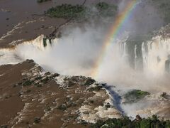 悪魔の喉笛上空、虹が出ています。
　最大の瀑布である悪魔の喉笛は高さ82ｍ、幅150ｍのU字型で長さ700ｍに亘る。玄武岩からなるパラナ高原の端にあり、100年で30cm削られ上流へ後退しています。