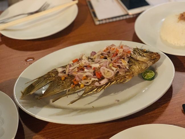 よくわからん魚料理<br />上のソースがめちゃくちゃ喉にくる辛さでみんな少しずつしか食べれず<br />味は美味しいんだけど、数口で喉がギブアップでした