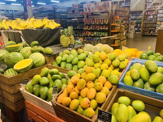 知らないフルーツがいっぱい<br />買っていってヴィラにある包丁で自由に食べていいよと言われましたが、購入はせず