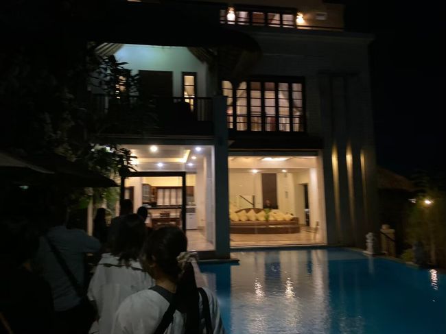 サイドの細い階段をのぼり<br />プライベートプールの隣を通ってヴィラのリビングに到着<br />プールサイドは木の板だったのですが、所々老朽化しているのか、きしきしと音がなり割れないか少しドキドキしました<br />