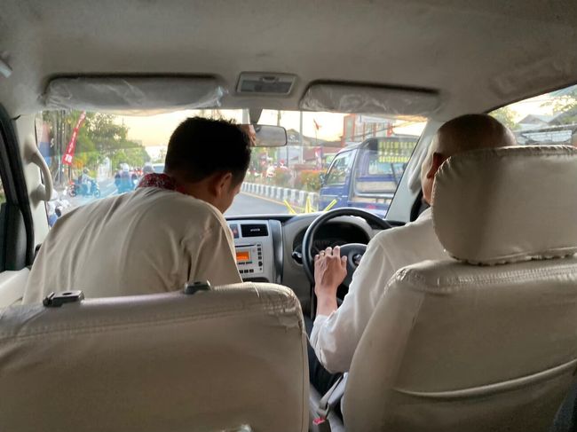 カサブランカのドライバーさんに無事お会いでき、本日の行程の確認<br />空港近くにあると書いてあったKUISNAに行きたいと伝えたんですが、送迎で対応しているので、ヴィラまでの道のりにある場所しか寄れないと言われてしまい断念<br />とりあえず近くの両替所へ行きその後夕食へ<br />両替は10,000円＝1250000ルピアぐらいでした