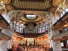 カタルーニャ音楽堂

先ずは，1階から･･･

ステージは，左程広くないが，奥に色んな楽器を演奏している女性の像がある