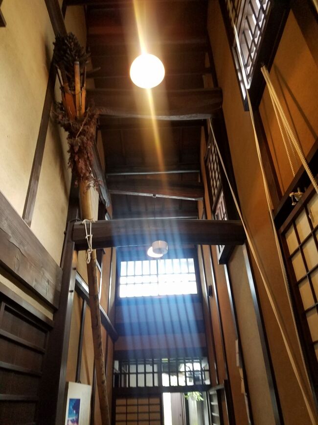 吹き抜けのような通り庭