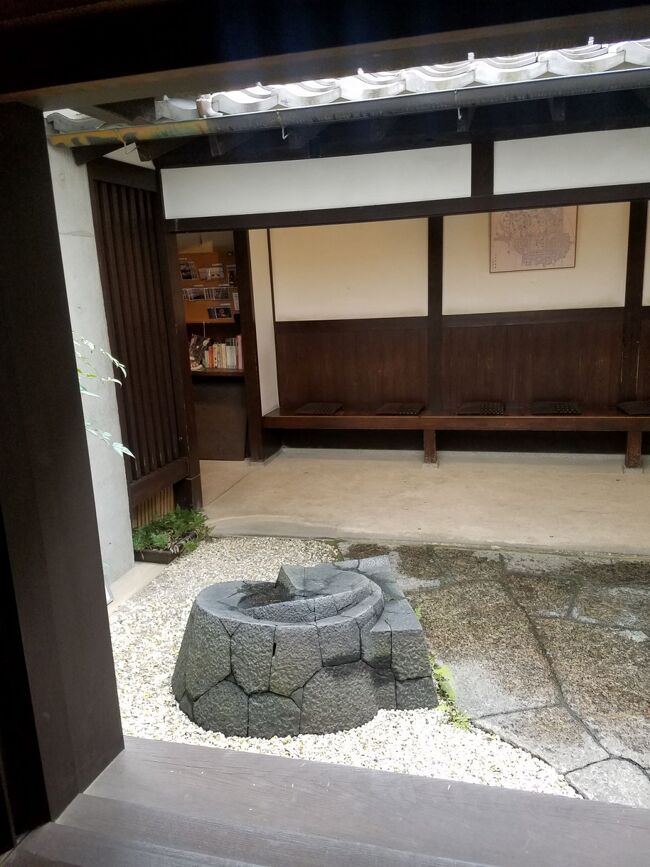 こじんまりとした中庭も