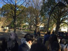 公園内をぐるりと取り巻く人の列。みんな我慢強いな。
しかしなんでこう毎度毎度行列なんだろね。