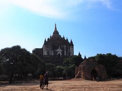 タビィニュ寺院

駐車場から未舗装の道を歩きます。
砂地っぽくて歩きにくいのがまた遺跡の雰囲気がでてよいです。