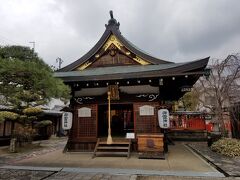 御霊神社。拝殿はこじんまりとしていますが華やかなかんじです