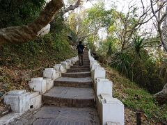 国立博物館の向いの「プーシー」と呼ばれる丘に登ります。
階段は３２８段。