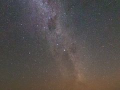 これはもらった写真。一眼レフカメラだとこういう星空が撮れます。
肉眼で観る星空はもっとキレイ。流れ星も何度も観ることができていい思い出になりました。