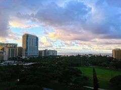 6：31
朝起きると、地面が濡れている。
外は雨が降ったようだ。

本日はハワイ滞在最終日。
とうとう短い休暇が終わってしまうのだ。

大体休暇ってどうしてこんなに早く時が過ぎるのだろうか？？