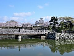 ●姫路城 桜門橋

いったん公園を出て、大手門前に架かる「桜門橋」から登城開始♪
数年前に訪れた時には、このあたりから行列ができてた記憶があったのですが、この日は平日の９時前ということもあり、まだ大丈夫そう。