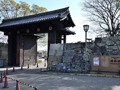 ●姫路城 大手門

橋を渡り、重厚感ある「大手門」を抜けると・・・。