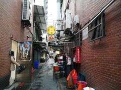 路地の奥に見える黄色の看板。
劉山東牛肉麺です。
ここも台湾に行き始めた頃から気になっていたお店です。