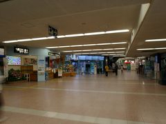 7:50  高知空港の到着ロビーに出てきました。綺麗な空港です。

ここでの滞在時間は45分なのであまりゆっくりできません。