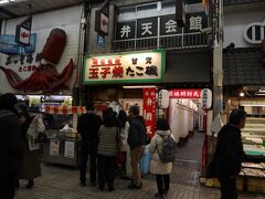 明石焼きの有名店発見！さすがに行列ができています。
とその横に「厳島弁財天」という通路も発見！
気になるので、ちょっと行ってみましょう。