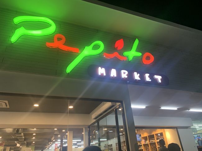 ヴィラ近くのスーパーマーケットに寄ってもらいました